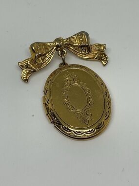 1928 Victorian Style Locket Brooch Gold Tone Etched Bow Bar